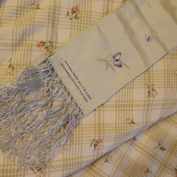 2 Scarfs - Picture 2 of 8